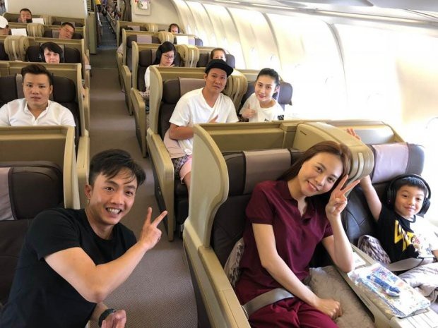 Các cặp đôi sao Việt vẫn giữ quan hệ tốt sau chia tay vì con - 6 Ngược lại, Subeo cũng vô cùng vui vẻ khi đi chơi cùng ba Cường và bạn gái của ba – Đàm Thu Trang.