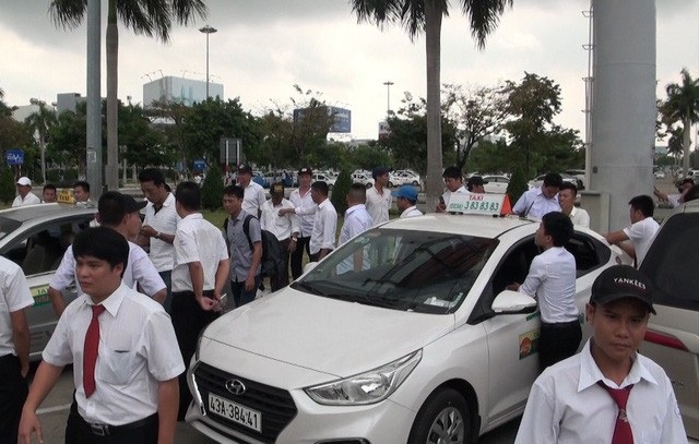 Đà Nẵng siết hoạt động vận tải sau vụ taxi đình công ở sân bay - 1 Hàng trăm tài xế của các hãng taxi hoạt động ở khu vực sân bay Đà Nẵng đình công, không đón khách sáng 4/11. (Ảnh: Tâm An).