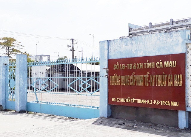Cà Mau: Làm việc đơn vị khác, vẫn được đơn vị cũ “bao” lương - 1 Trường Trung cấp Kinh tế - Kỹ thuật Cà Mau vẫn bao lương cho 2 viên chức dù đã được điều sang làm việc tại một đơn vị độc lập khác.