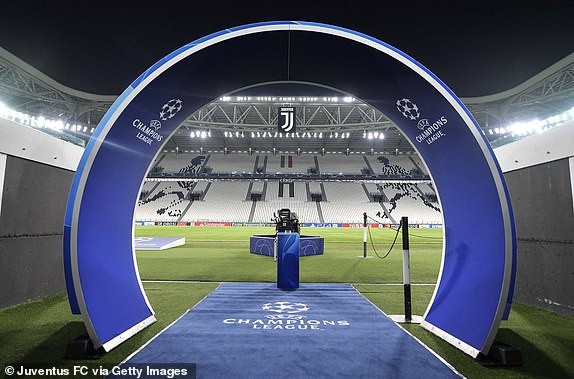 
Sân Allianz sẵn sàng trước giờ bóng lăn
