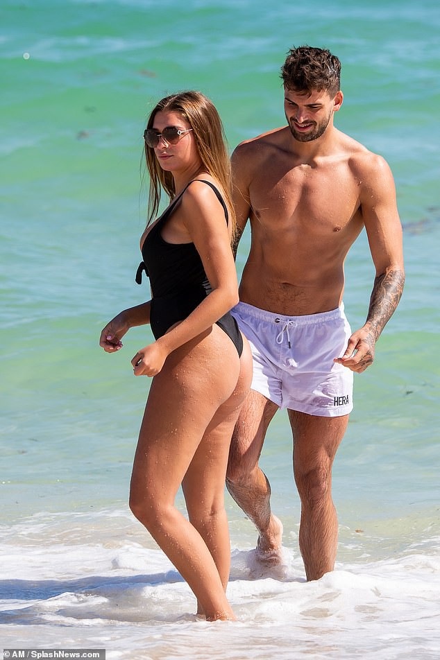 Zara McDermott sexy bên bạn trai trên biển - 3
Zara McDermott và Adam Collard cùng nhau đi nghỉ mát tại Miami nhân dịp sinh nhật của Adam