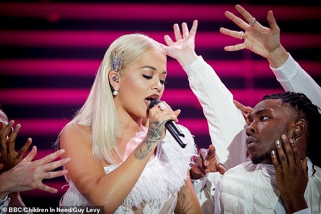 
Thời điểm cuối năm, Rita Ora vô cùng bận rộn với các show diễn lớn nhỏ
