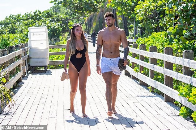 Zara McDermott sexy bên bạn trai trên biển - 4
Zara McDermott và Adam Collard hẹn hò từ khi tham gia show truyền hình thực tế Love Island