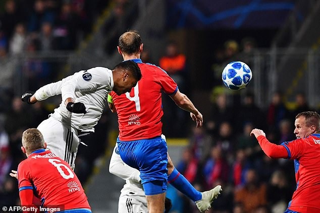Viktoria Plzen 0-5 Real Madrid: Bale, Benzema rực sáng - 3
Casemiro đánh đầu giúp Real Madrid nâng tỷ số lên 2-0 ở phút 23