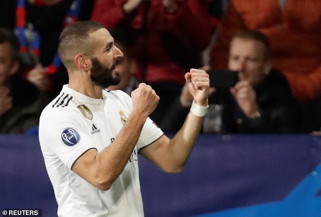 Viktoria Plzen 0-5 Real Madrid: Bale, Benzema rực sáng - 4
Benzema hoàn tất cú đúp giúp Real Madrid dẫn 3-0 ở phút 37