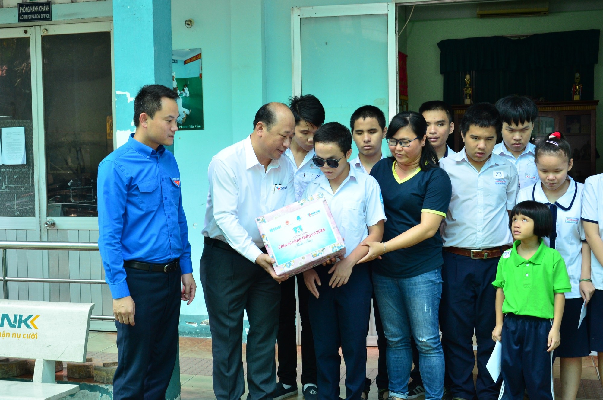 Ông Nguyễn Đình Tâm - Tổng Giám đốc Tập đoàn Thiên Long (áo trắng) tặng quà cho các em học sinh.