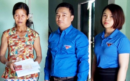 Nữ học sinh lớp 10 hy sinh thân mình để cứu 4 em nhỏ - 1
Đại diện tỉnh đoàn đã đến gia đình và truy tặng huy hiệu Tuổi trẻ dũng cảm đến em Ksor Nhuên.