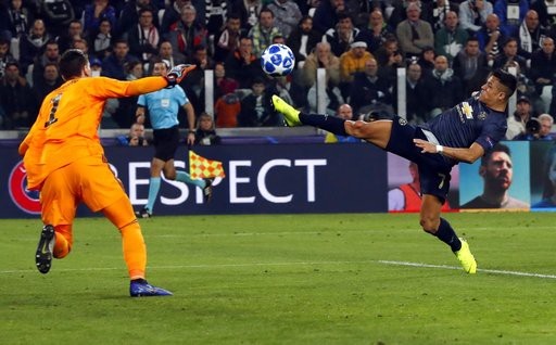 Juventus 1-2 Man Utd: Ba phút tới chiến thắng - 9
Sanchez băng vào không kịp đón đường chuyền của Matic