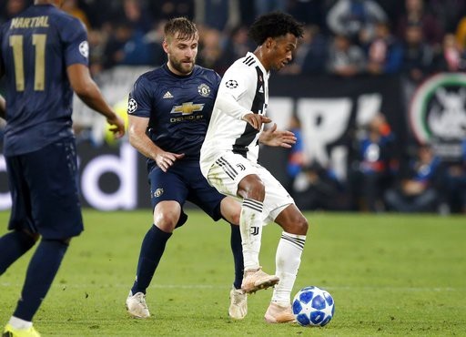 Juventus 1-2 Man Utd: Ba phút tới chiến thắng - 7
Luke Shaw theo sát Cuadrado
