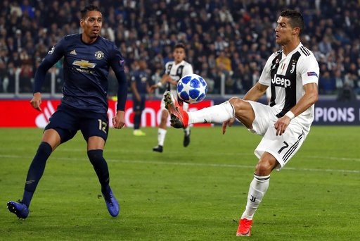 Juventus 1-2 Man Utd: Ba phút tới chiến thắng - 5
Ronaldo khống chế bóng trước sự áp sát của Smalling