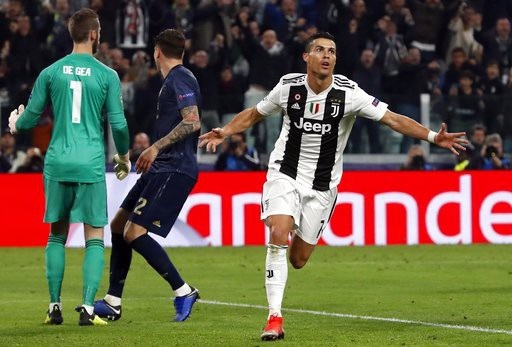 Juventus 1-2 Man Utd: Ba phút tới chiến thắng - 3
Ronaldo ăn mừng bàn thắng vào lưới đội bóng cũ