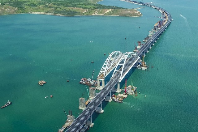 Cây cầu bắc qua eo biển Kerch nối đất liền Nga với bán đảo Crimea (Ảnh: Most.life)