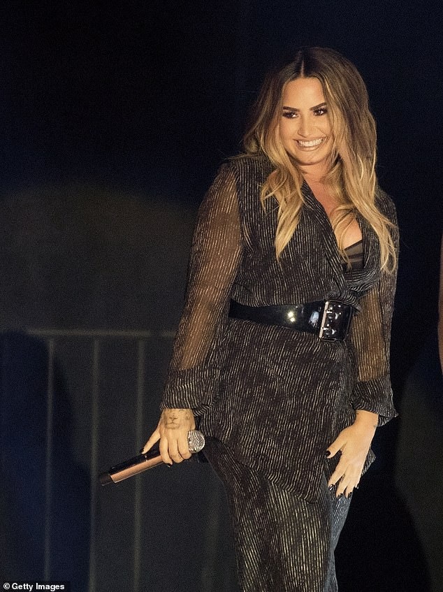 
Demi Lovato là một giọng ca nổi tiếng và triển vọng. Song, chính việc gia nhập làng giải trí khi còn trẻ và cuộc sống đầy áp lực khiến cô rơi vào tình trạng nghiện rượu và ma túy nặng.
