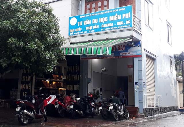 Nghệ An: Phát hiện nhiều sai phạm tại các đơn vị tư vấn du học - 2 Cơ quan chức năng phát hiện Công ty cổ phần ngoại ngữ du học SEOUL (TP Vinh) đặt ra một số khoản thu, giấy tờ trái quy định như ký quỹ 200 triệu đồng, thu giấy cấp quyền sử dụng đất để chống bỏ trốn.