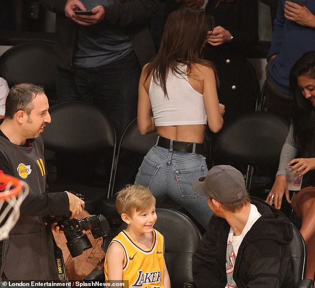 Fan không thể rời mắt khỏi Emily Ratajkowski - 2
Một fan không thể rời mắt khỏi Emily Ratajkowski khi thấy cô bước vào