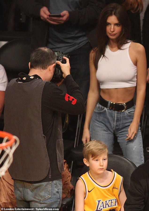 Fan không thể rời mắt khỏi Emily Ratajkowski - 5
Các phóng viên ảnh dồn sự chú ý cho người đẹp 27 tuổi