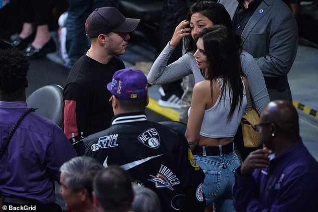 Fan không thể rời mắt khỏi Emily Ratajkowski - 7
Người đẹp gần đây ra mắt phim mới Welcome Home