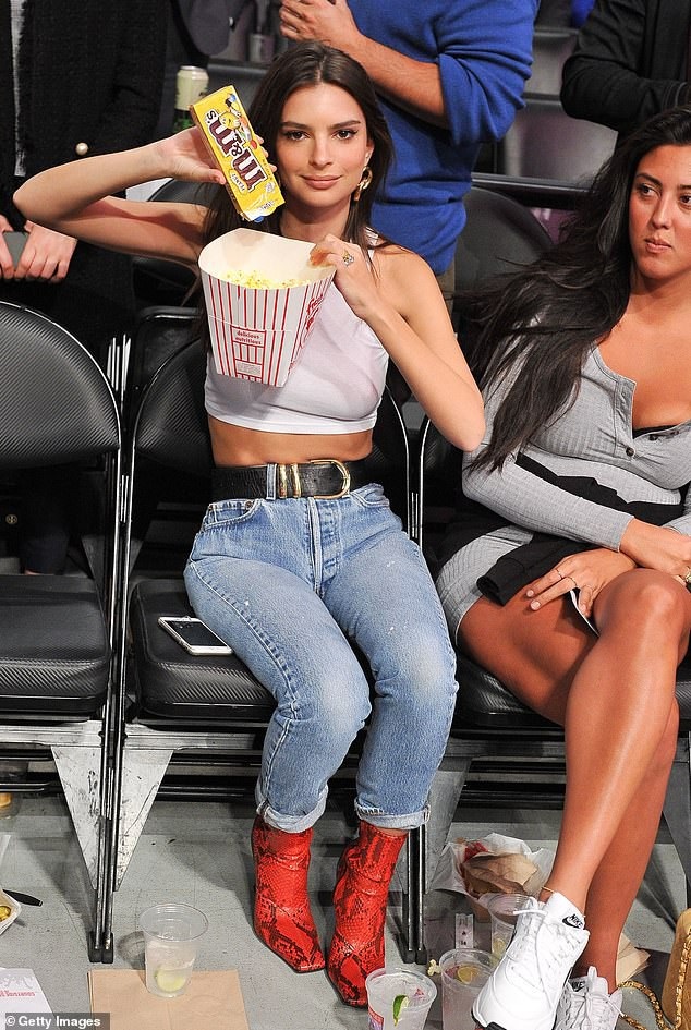 Fan không thể rời mắt khỏi Emily Ratajkowski - 9
Emily kêu gọi mọi người đừng đánh giá người khác chỉ qua vẻ bề ngoài