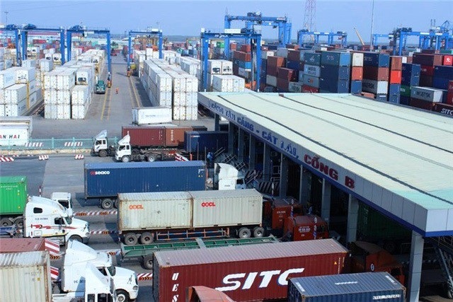 Hải quan phát hiện 25 container “rác” nhập về TPHCM - 2 Hàng ngàn container phế liệu “vô chủ” đang là nỗi “ám ảnh” đối với lực lượng hải quan tại TPHCM.