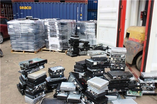 Hải quan phát hiện 25 container “rác” nhập về TPHCM - 3 Hải quan TPHCM đang tìm nhiều giải pháp để “chống chọi” với phế liệu nhập khẩu “vô chủ” nằm án ngữ tại các bến cảng