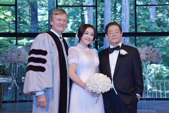 
Doanh nhân Vương Hiểu Ngọc hơn Lưu Hiểu Khánh khá nhiều tuổi và đã theo đuổi bà từ khi bà vẫn còn kết hôn với người chồng thứ ba. Sau khi bà ra tù, Vương Hiểu Ngọc đã âm thầm giúp đỡ bà trở lại làng giải trí và tiếp tục công việc kinh doanh. Cảm động trước tấm chân tình của Hiểu Ngọc, Lưu Hiểu Khánh đã nhận lời cầu hôn của ông vào năm 2013.
