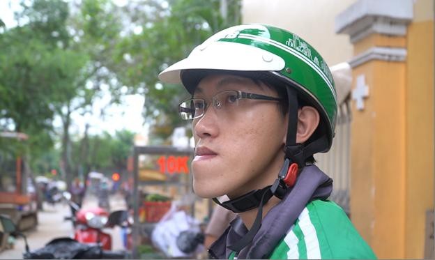 Bức tâm thư đẫm nước mắt và điều kì diệu dành cho Thạc sĩ xe ôm - 1
Nguyễn Duy Phương - chàng thạc sĩ hàm móm lái xe ôm vô tình nổi tiếng khắp cộng đồng mạng sau một clip có nội dung miệt thị người bị khiếm khuyết.