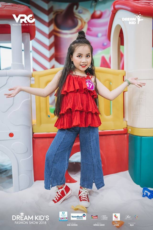 DreamKid’s Fashion Show 2018 - Ngày hội của những "mẫu nhí" xứ Nghệ - 1
Cô bé xinh xắn Bạch Khánh Linh xuất sắc trong vòng thi Photoshooting