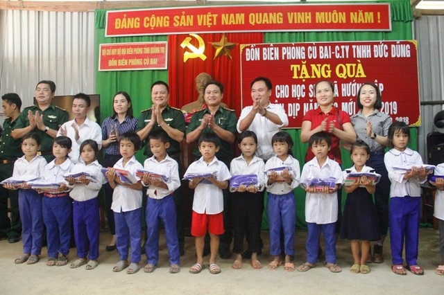 Quảng Trị dành 800 triệu đồng hỗ trợ miễn, giảm học phí cho học sinh miền núi - 1 Lực lượng vũ trang chung tay vận động các tổ chức tặng quà cho học sinh miền núi.