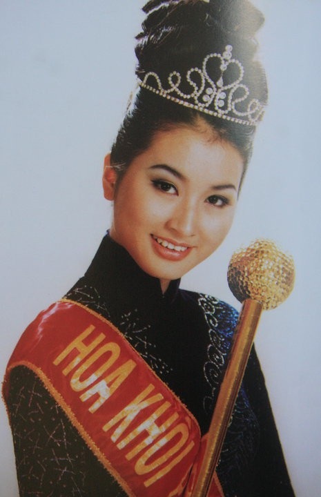 Chân dung sau 18 năm “ở ẩn” của “nữ hoàng ảnh lịch” 8X - Uyển Nhi - 9 Đến cuối năm 1997, Uyển Nhi một lần nữa đoạt vương miện “Miss Paradise” tổ chức tại Vũng Tàu khi chỉ mới 15 tuổi, trở thành người đẹp trẻ tuổi nhất khi đạt giải thưởng. Từ đó, Uyển Nhi nổi lên như một hiện tượng thú vị của làng người mẫu, liên tục xuất hiện trên các trang bìa, thời trang của báo.