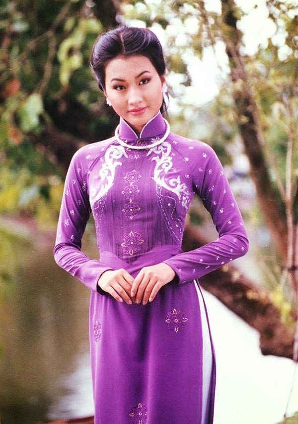 Chân dung sau 18 năm “ở ẩn” của “nữ hoàng ảnh lịch” 8X - Uyển Nhi - 1 Nguyễn Xuân Uyển Nhi - cái tên rất quen thuộc với khán giả thế hệ 8X, từng được gọi bóng hồng Sài Gòn, Nữ hoàng ảnh lịch, một trong những chân dài nhận được nhiều quan tâm của khán giả trong những năm 90.