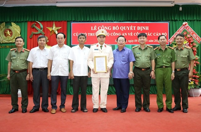 Công an tỉnh Sóc Trăng có thêm một Phó Giám đốc - 1 Đại tá Phan Văn Ứng (giữa) được bổ nhiệm làm Phó Giám đốc Công an tỉnh Sóc Trăng.