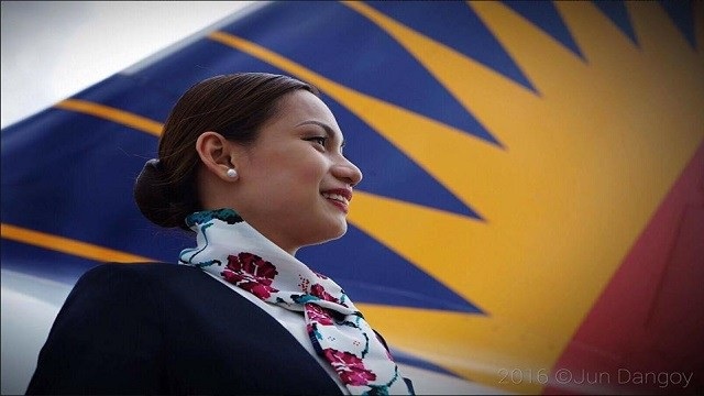 Nữ tiếp viên hàng không cho con của hành khách bú ngay trên máy bay - 2 Nữ tiếp viên tốt bụng vừa chính thức được thăng chức tiếp viên trưởng