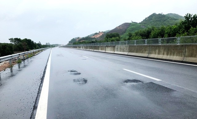 Con đường lạ nhất Việt Nam - 2
Tuyến cao tốc Đà Nẵng - Quảng Ngãi vừa thông xe toàn tuyến đầu tháng 9/2018 đã xuất hiện tình trạng bong tróc mặt đường, gây nguy hiểm cho phương tiện lưu thông