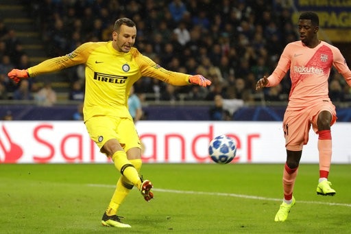 11 cầu thủ xuất sắc nhất lượt 4 vòng bảng Champions League - 1
Handanovic thi đấu xuất sắc giúp Inter cầm chân Barcelona