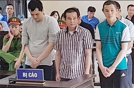 Yêu cầu điều tra làm rõ CSGT có nhận tiền “bảo kê” của giám đốc hay không? - 1 Các bị cáo tại toà.