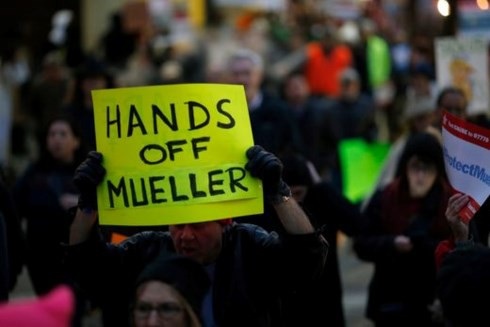 Biểu tình khắp Mỹ ủng hộ Công tố viên Mueller và cuộc điều tra Nga - 1
Một cuộc biểu tình ủng hộ ông Mueller. Ảnh: USA Today.