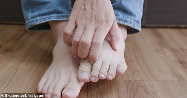 Tiết lộ không ngờ về sức khỏe qua dấu hiệu ở 2 bàn chân - 5 Nếu bị bệnh “bàn chân vận động viên”, hãy để chân trần càng lâu càng tốt sau khi tắm để cho da khô