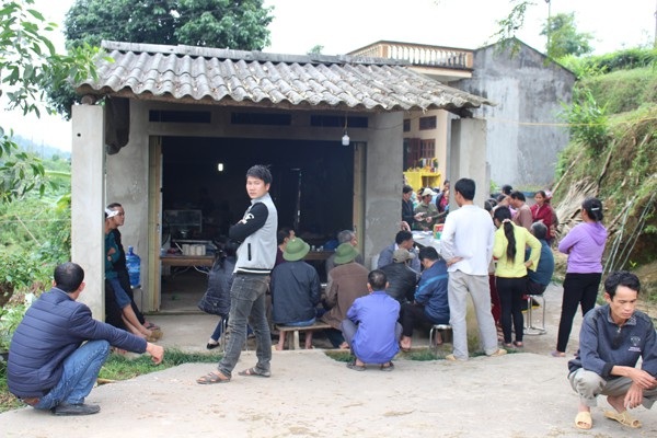 
Người dân thôn Tân Bình, thị trấn Yên Bình trong đám tang của chị H (Ảnh: Báo Hà Giang).
