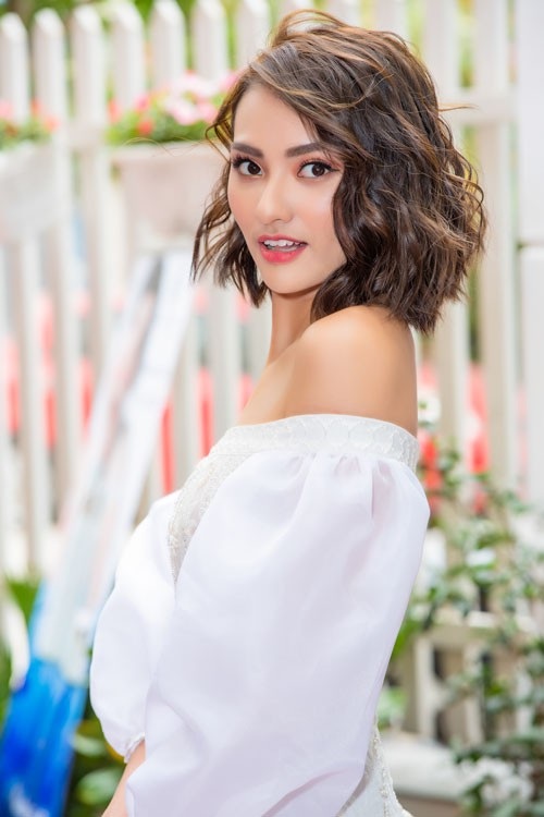 “Quỳnh búp bê” duyên dáng đọ sắc cùng “chân dài” Hồng Quế - 8 Khẳng định không còn tình cảm với bố của con gái nhưng Hồng Quế cũng không cấm cản người đàn ông đó không được gặp con gái. Chân dài này nói, cô muốn những điều tốt nhất cho con. Con cô đáng được nhận sự quan tâm từ những người thân yêu. Hiện tại, dù có nhiều người đàn ông theo đuổi nhưng cô chưa nhận lời bất kỳ ai. Cô không muốn san sẻ tình cảm cũng như thời gian dành cho con gái cho bất cứ ai...