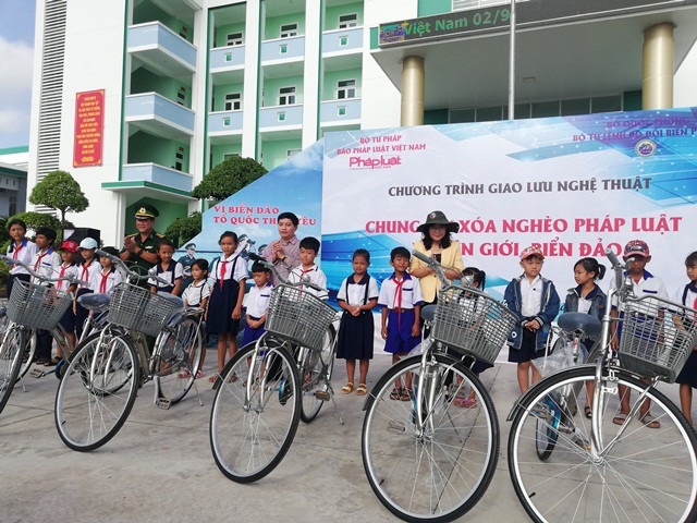 Tặng hàng chục xe đạp cho học sinh hiếu học Bạc Liêu - 1 Đại diện lãnh đạo UBND tỉnh, Bộ đội Biên phòng tỉnh, Báo Pháp luật Việt Nam trao xe đạp cho các em học sinh.
