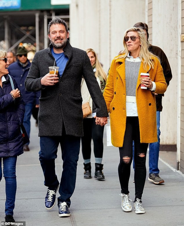 Sau 3 năm ly thân, Jennifer Garner và Ben Affleck mới có thể ly dị - 4
Trong thời gian ly thân với Jennifer, Ben đã hò hẹn với nhà sản xuất Lindsay Shookus gần một năm.