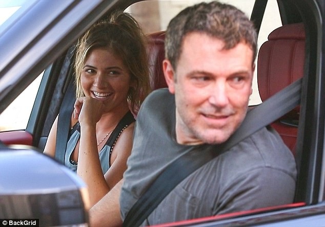 Sau 3 năm ly thân, Jennifer Garner và Ben Affleck mới có thể ly dị - 5
Hiện tại, anh đang cặp kè với người mẫu Playboy 23 tuổi - Shauna Sexton.