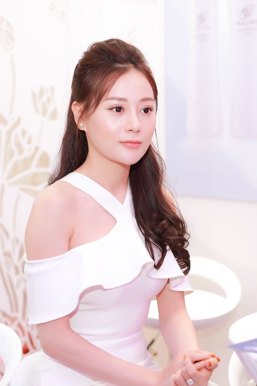 “Quỳnh búp bê” duyên dáng đọ sắc cùng “chân dài” Hồng Quế - 1 Phương Oanh, nữ diễn viên thủ vai Quỳnh trong phim “Quỳnh búp bê” chia sẻ, sau khi bộ phim phát sóng, cô nhận được sự quan tâm đặc biệt của dư luận nhờ vai diễn Quỳnh trong phim “Quỳnh búp bê”. Đây được xem là một trong dấu mốc quan trọng đánh dấu bước nhảy vọt trong sự nghiệp diễn xuất của nữ diễn viên.