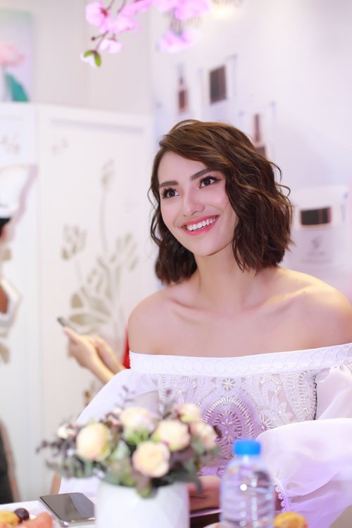 “Quỳnh búp bê” duyên dáng đọ sắc cùng “chân dài” Hồng Quế - 7 Hồng Quế chia sẻ, cô trở thành con người hoàn toàn khác- sống tích cực, lao động nỗ lực kể từ khi sinh con gái đầu lòng. Cuộc sống làm mẹ đơn thân, không tránh khỏi những lúc khó khăn, khóc thầm nhưng bên cạnh cô, luôn động viên, tiếp thêm sức mạnh còn có bố mẹ, gia đình, bạn bè.