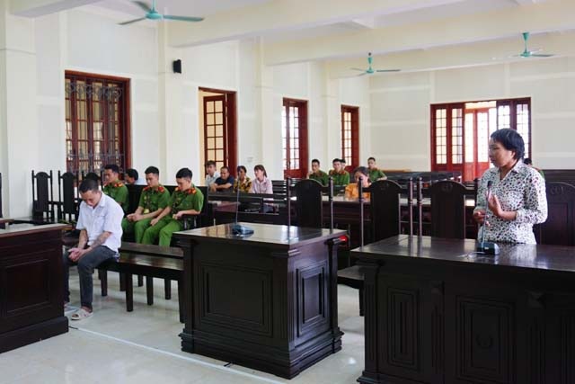 Gã đàn ông “thích ăn cơm tù” và nỗi khổ của hai người phụ nữ - 4 Quân và vợ (áo vàng, ngồi hàng ghế sau) cúi đầu nghe bà Quế trách móc. Vợ Quân từ chối bồi thường cho nạn nhân thay chồng.