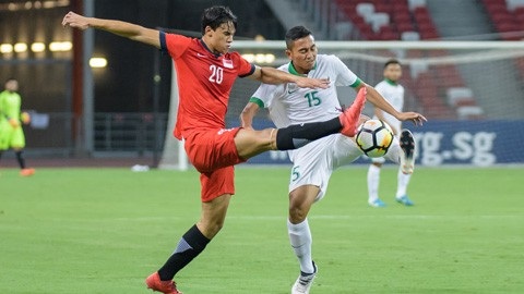 Chơi thiếu hiệu quả, Indonesia bất ngờ thua Singapore - 1
Indonesia (áo đỏ) chơi không sắc nét trong trận ra quân