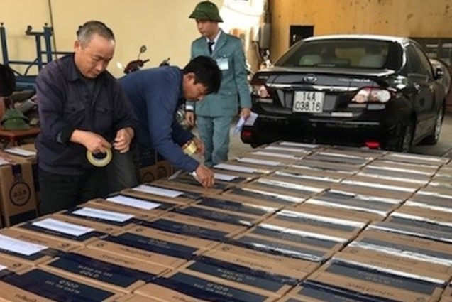 Lực lượng chức năng bắt giữ một lượng thuốc lá ngoại nhập lên tới 55.000 bao (ảnh báo Lao Động)