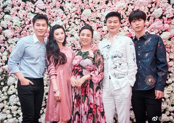 Em trai Phạm Băng Băng gây sốt dù mới “ngấp nghé” làm ca sĩ - 1 Phạm Băng Băng chụp ảnh bên gia đình tại tiệc đính hôn của cô hồi năm ngoái với nam diễn viên Lý Thần.