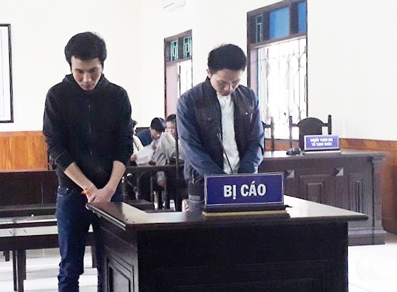 Vừa tốt nghiệp Đại học Hà Tĩnh, 2 sinh viên Lào đi buôn ma túy lãnh án - 1 2 bị cáo tại phiên tòa.