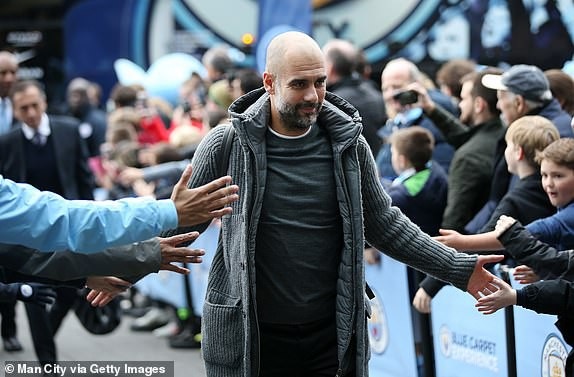 
Guardiola tới sân Etihad chuẩn bị cho trận đấu ở vòng 14
